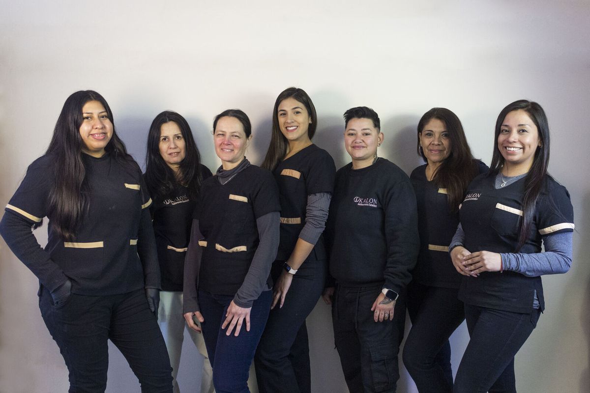 Equipo de KALON Multiespacio Estético con uniforme, en el local de Alta Córdoba