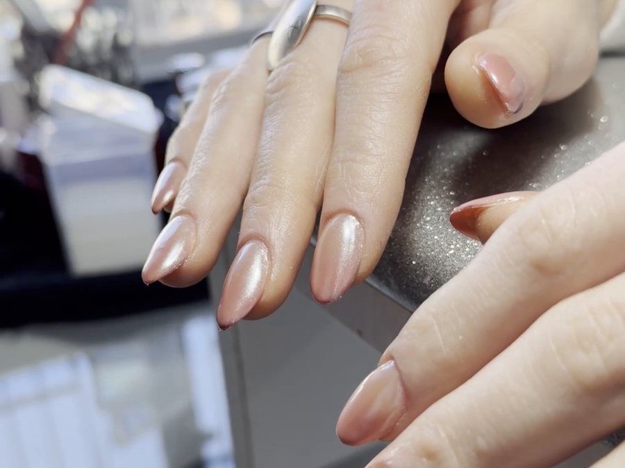 Uñas largas en tono nude terminadas con kapping en KALON