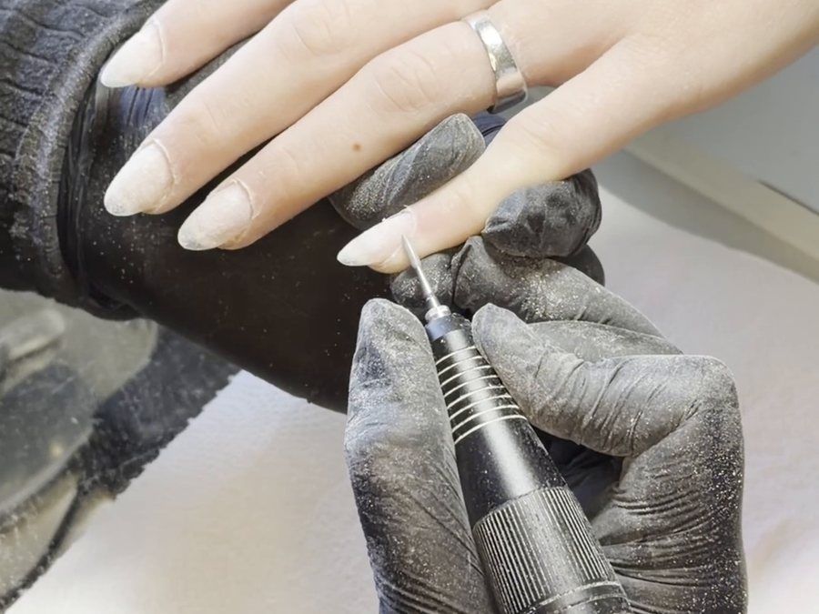 Manicura limando uñas con torno, manicuría básica en KALON