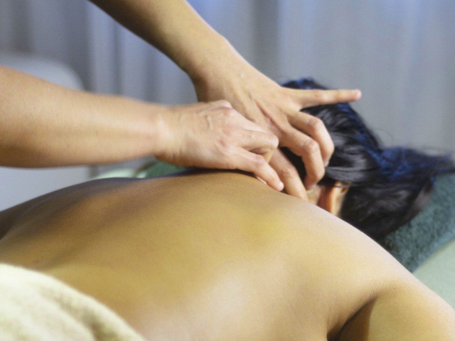 Masajista trabajando cuello y espalda, masaje descontracturante en KALON