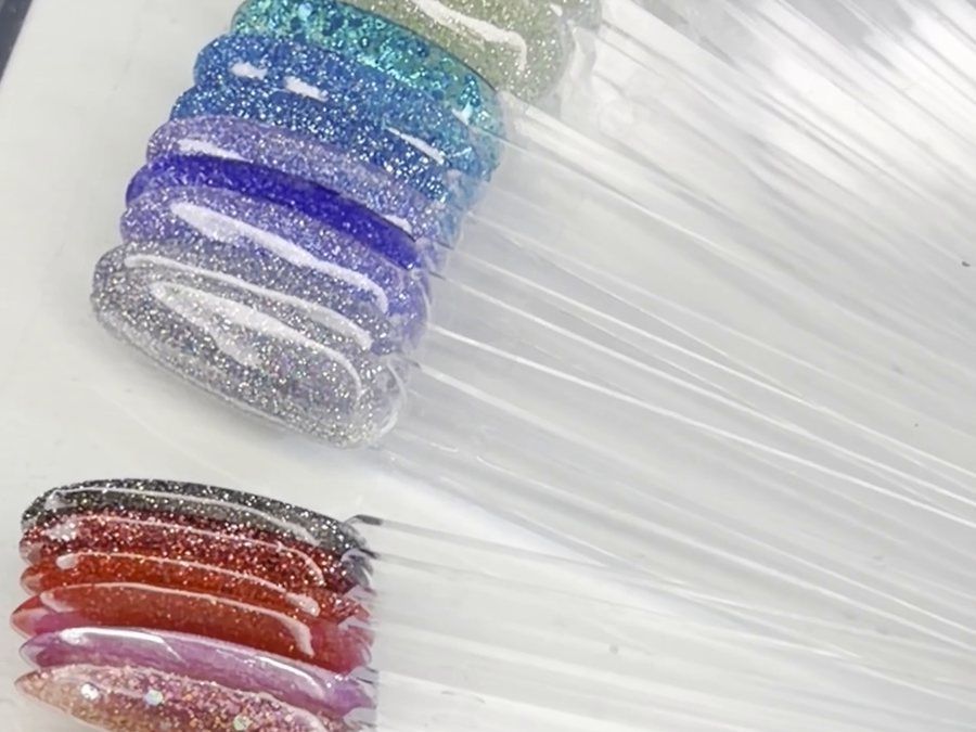 Muestrario de colores de esmalte semipermanente con glitter en KALON